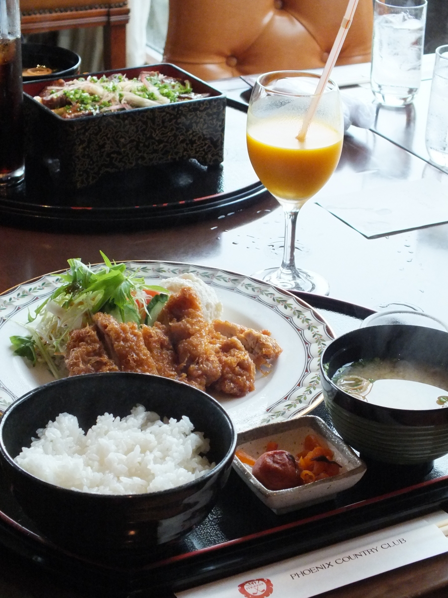 鳳凰鄉村俱樂部會館午餐。(自費)