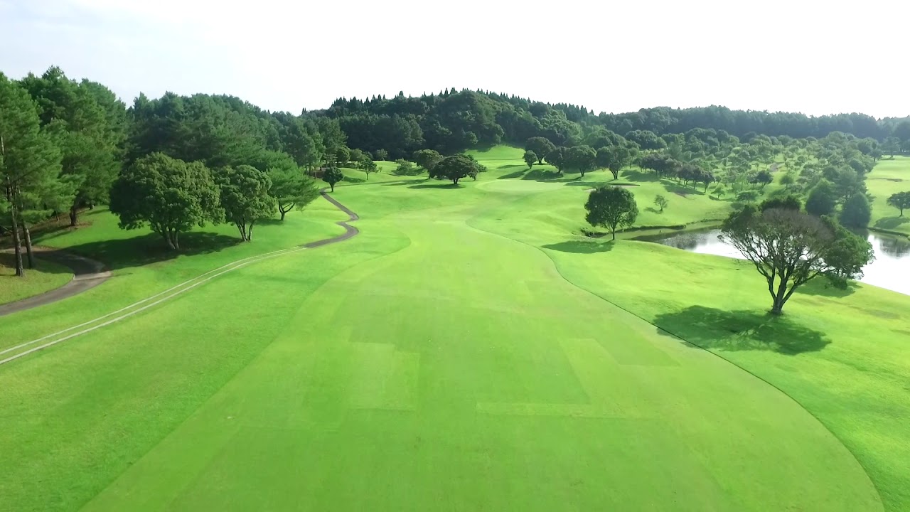 【宮崎UMK鄉村俱樂部】會員制球場，從2013年起開辦日本LPGA 《AXA女子高爾夫賽事》，是宮崎近年崛起的人氣高爾夫球場。基地座落於宮崎市週邊高地，視野遼闊，球道由名家大西光設計，是一座典型的丘陵球場，而且富於戰略性，每一桿都必須考慮下一桿，享樂與思考兼具。