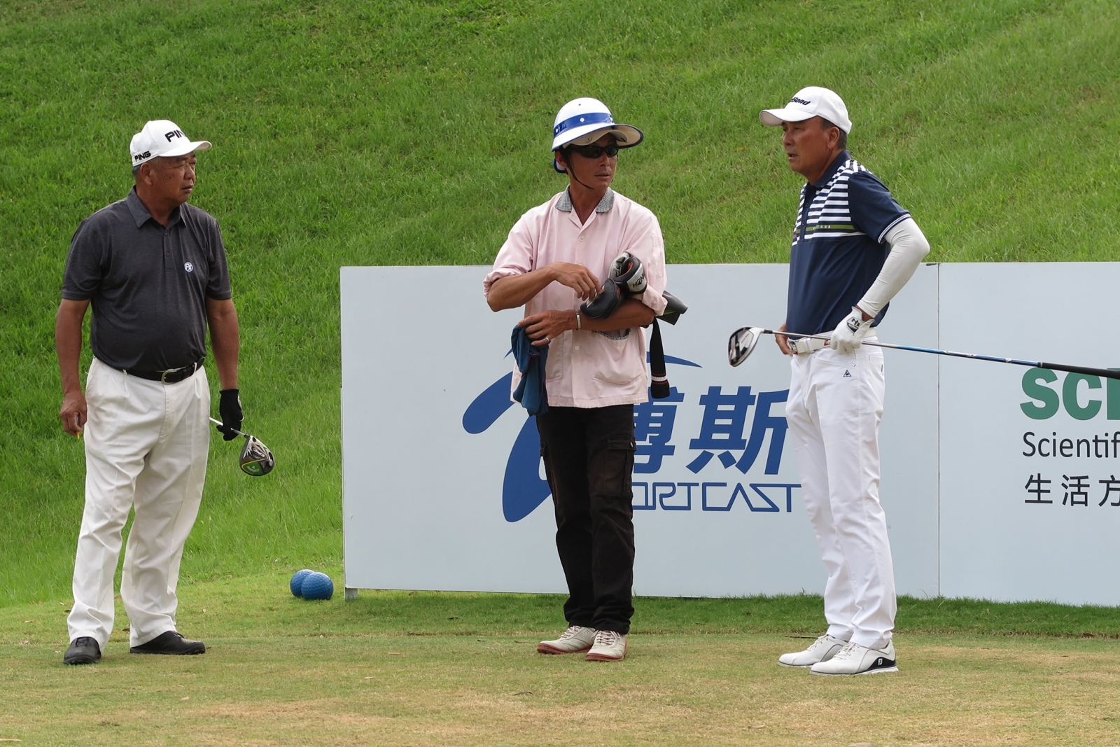 陳志明的弟弟陳志忠(右)今天擊出70桿單獨領先