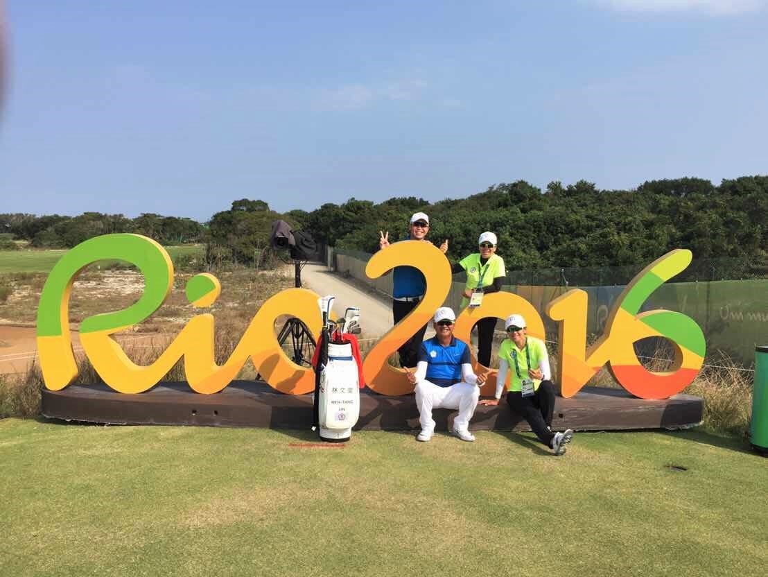 在里約奧運LOGO招牌前合影>