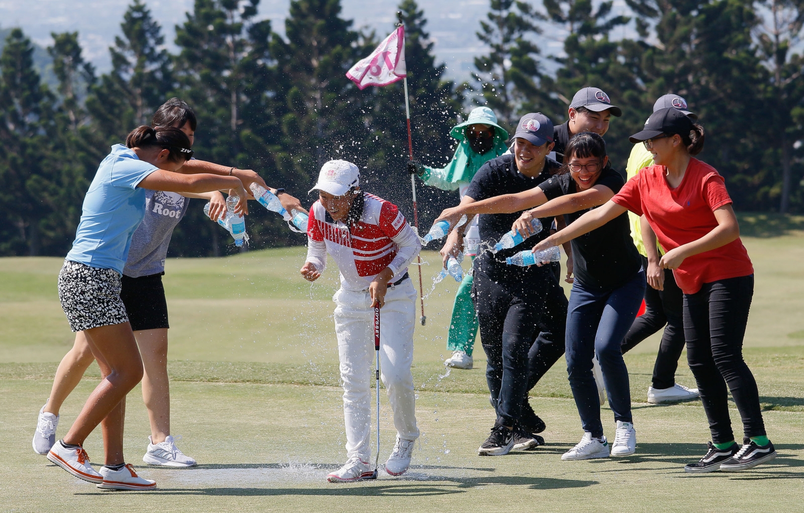 14歲業餘小將吳佳晏奪冠後好友們上前潑水慶祝