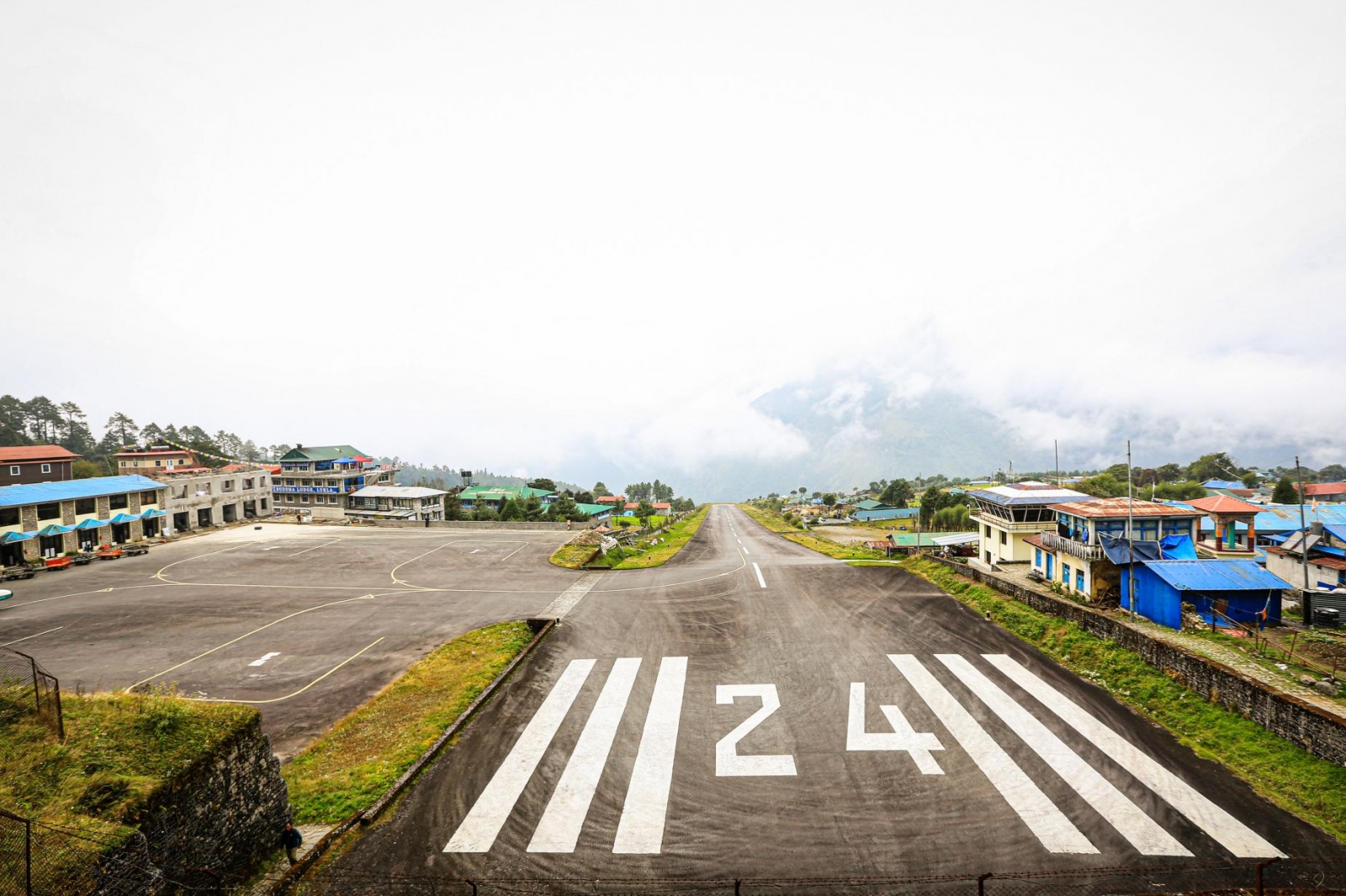 ▶高處不勝寒  盧克拉機場公認是全世界最危險的機場之一，跑道只有1,729英尺長。