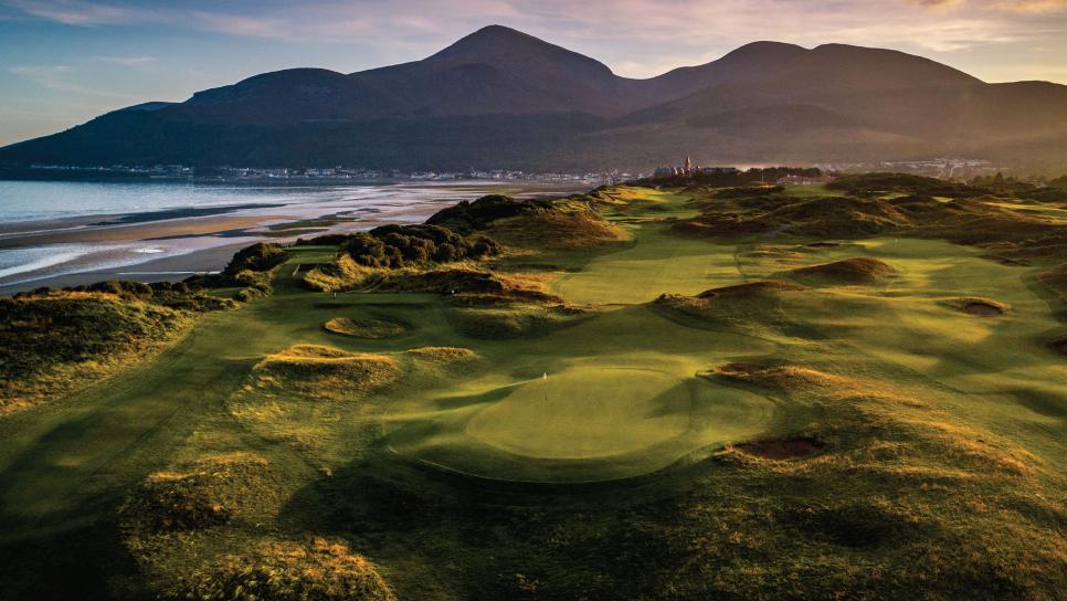 險象環生 Royal County Down par-4第2洞球道像沙漏般緊縮。