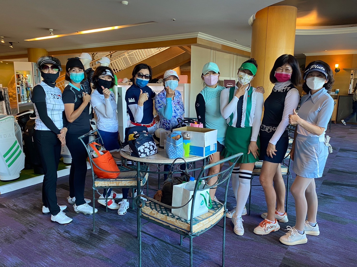 台灣女子業餘高爾夫協會每月均舉辦例賽，以增進會員情誼，並推廣女子高爾夫運動。圖中右二為理事長何美貞。。