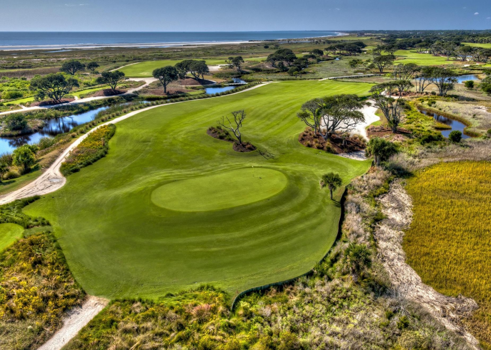 NO. 3, PAR 4  進攻架高的果嶺必須預留滾動距離：首先，使用最短的球桿進攻架高的果嶺。任何長於8號鐵桿的球桿都必須做出調整，才能打出夠高的彈道。其次，永遠將球送到果嶺前方，那怕旗竿位於果嶺後方，因為如此一來你就擁有整個果嶺表面可供停球，否則你就會從果嶺下方的擊球區打下一桿。