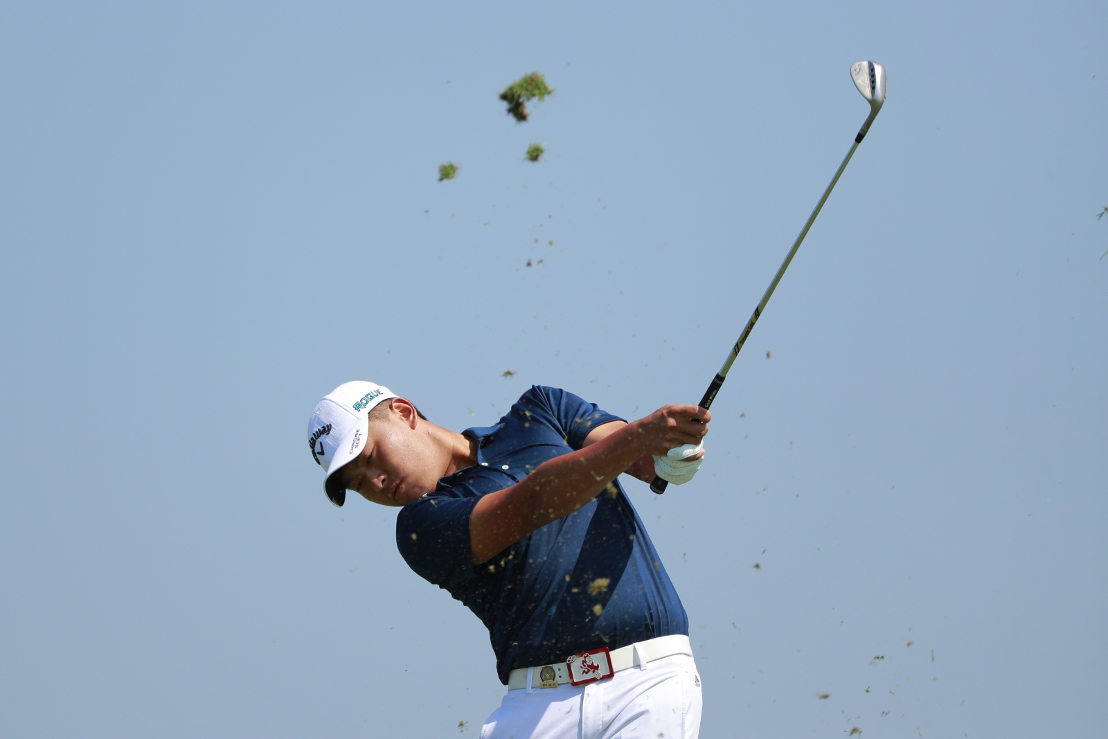 俞俊安在Pebble Beach Golf Links第17洞開球。(USGA/Chris Keane)
