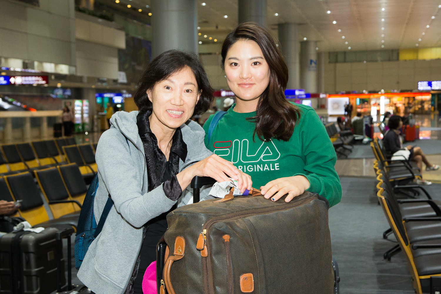 柳簫然(右)與母親一同搭乘長榮航空班機來台。