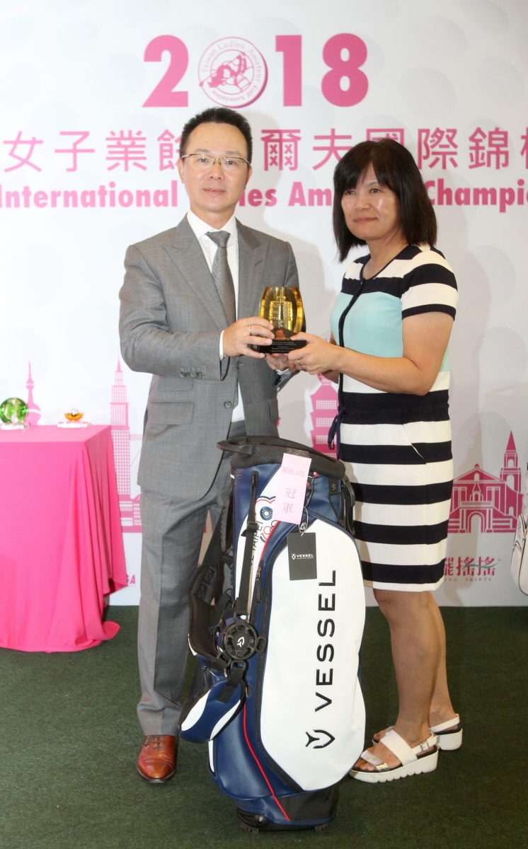 中華高協理事長王政松(左)頒發一般A組冠軍予台灣選手陳淑娟。