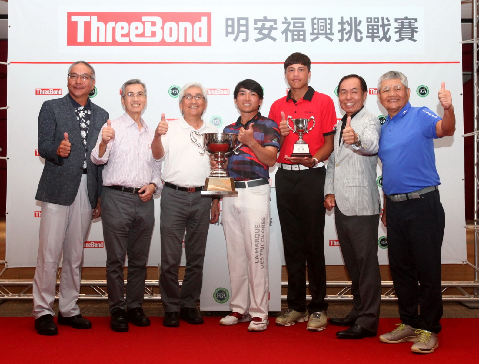 2018ThreeBond明安福興挑戰賽.TPGA理事長謝錦昇(左一).明揚國際科技公司董事長劉安晧(左二).台灣福興工業董事長林瑞章(右二).明安國際總裁鄭錫坤(右三)丶明安國際董事長鄭錫潛和職業冠軍邱瀚霆(左四)和業餘冠軍沙比亞特 馬克(右三)合影(鍾豐榮攝影)