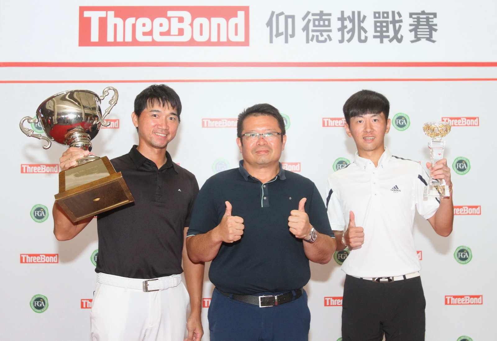 2019 ThreeBond 仰德挑戰賽全國球場總經理吳憲紘（中）與職業冠軍李士鴻（左）及業餘冠軍謝霆葳（右）合影(鍾豐榮攝影)