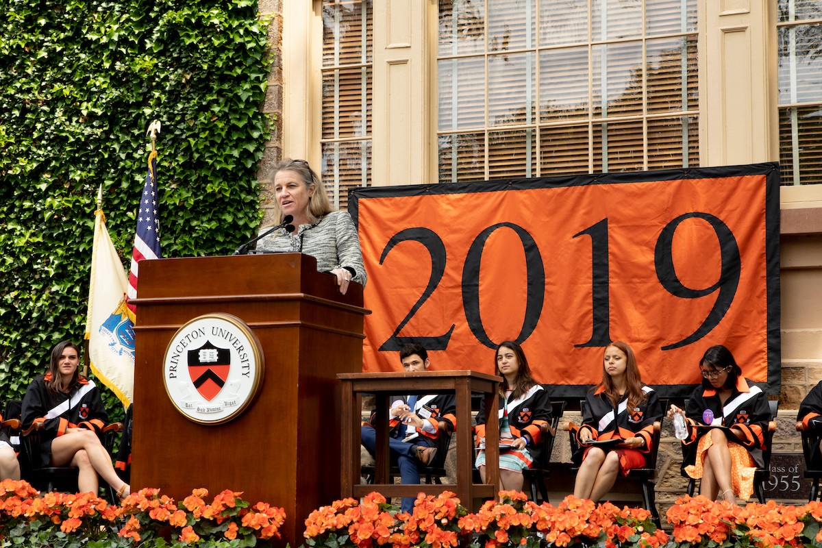 莫莉·馬庫克斯·薩曼在2019年畢業慶典上宣布大四學生的獲獎情況。(由普林斯頓大學的Denise Applewhite拍攝)