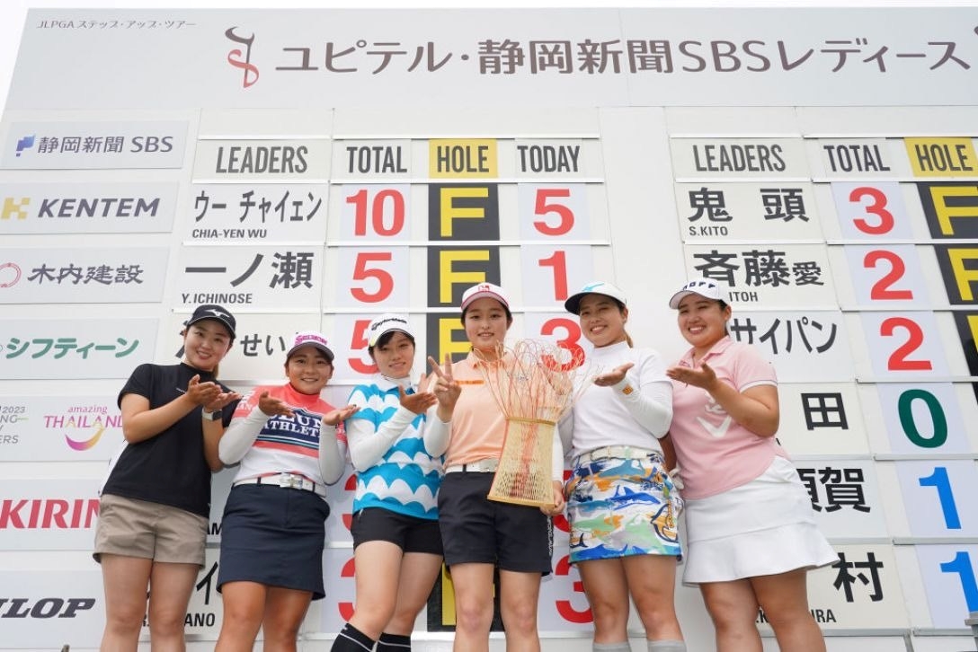 吳佳晏「優比特.靜岡新聞SBS女子賽」封后後在看板前和好友們留影