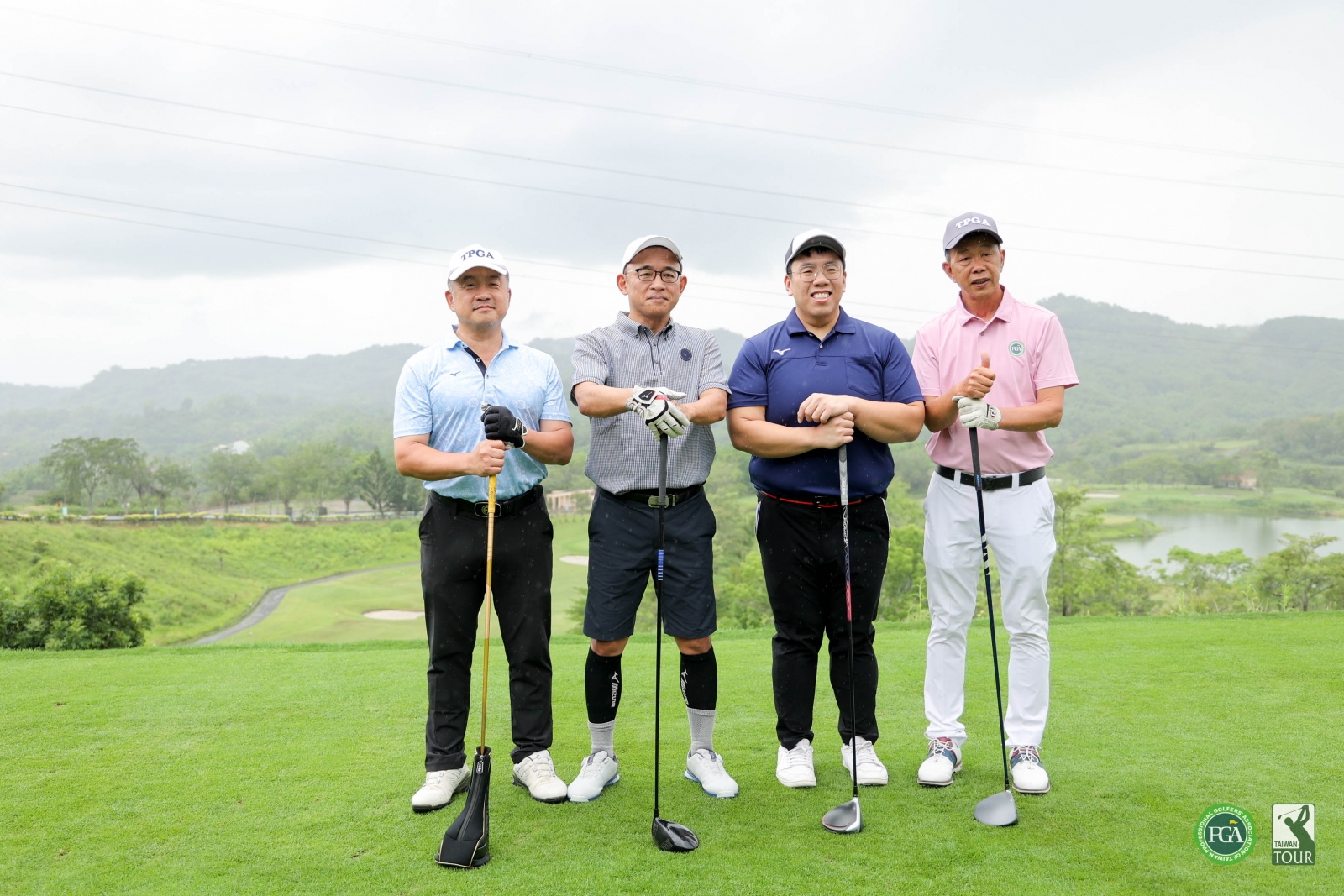 2025肇喜登峰巡迴賽美津濃公開賽配對賽開球儀式(右起)台灣職業高爾夫協會理事長陳榮興.斑芝花高爾夫球場總經理鄭博元.台灣美津濃公司總經理福知真、大崗山高爾夫球場董事長卓建宏。(林傑攝影)