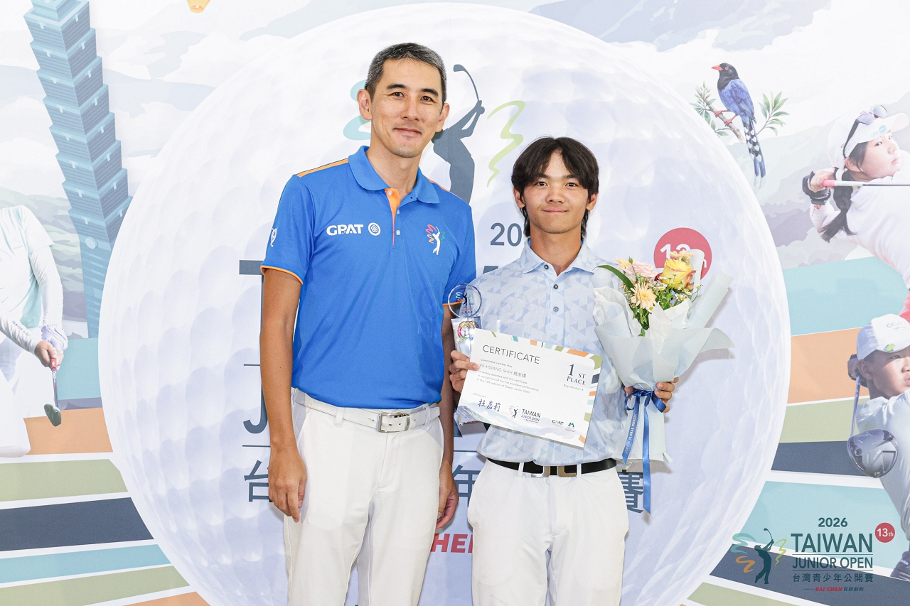 2026 Taiwan Junior Open 大會執行長翁士棻(左)與男A冠軍 台灣選手施友翔。