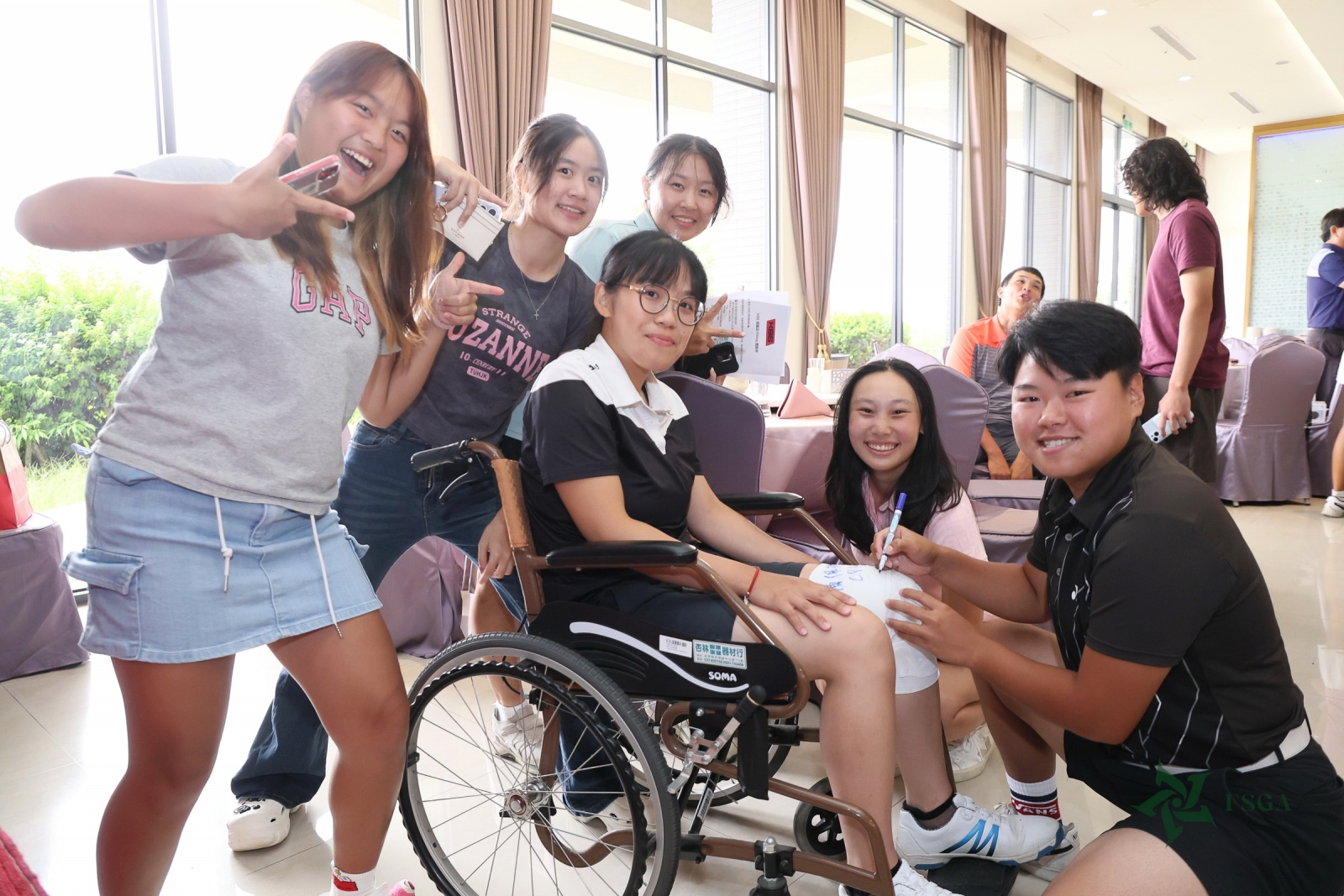 2026未來之星秋季賽女子組陳佩琳奪冠幫受傷的江紫璿簽名(鍾豐榮攝影)