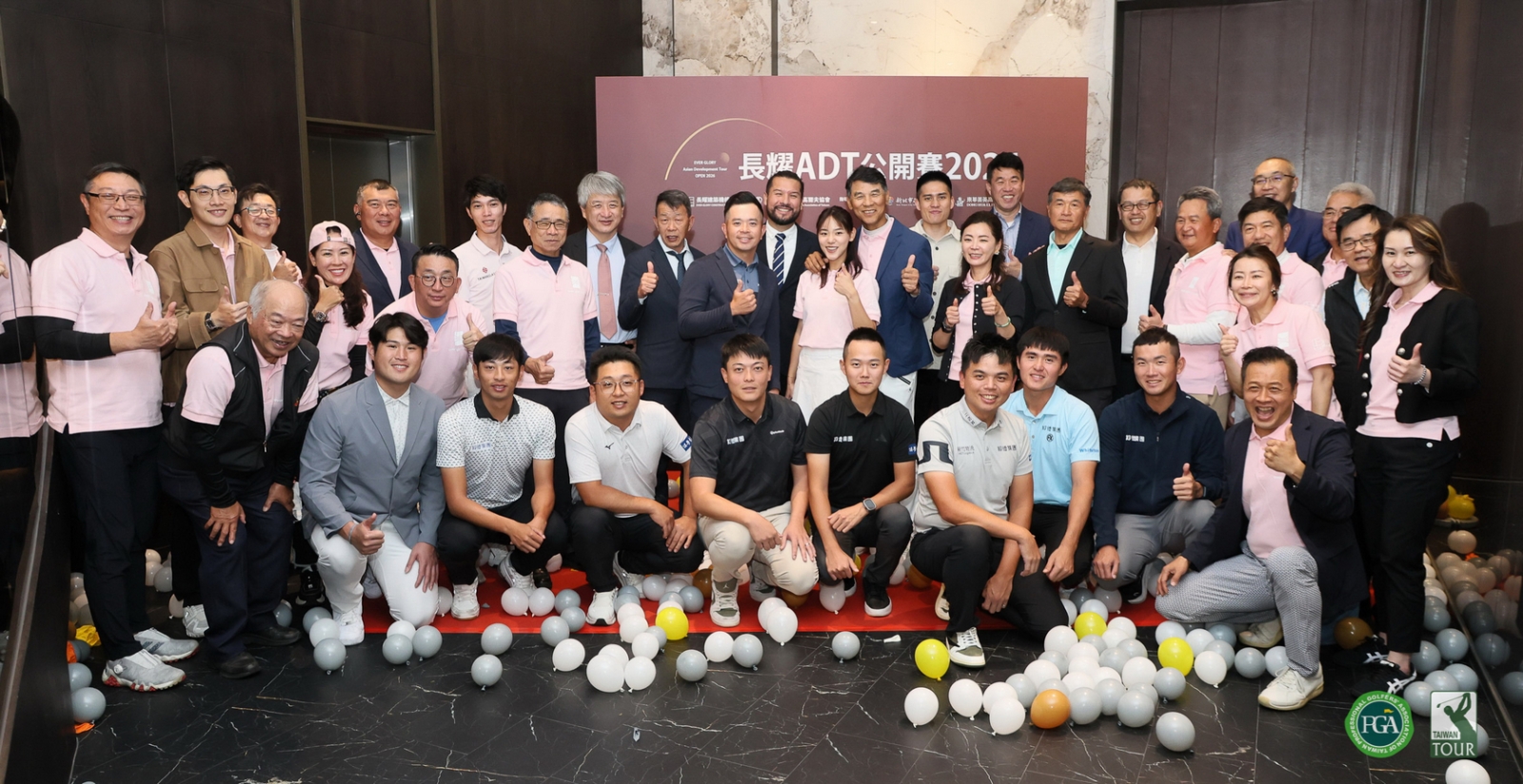2026 長耀 ADT 公開賽簽約記者會與會貴賓球員合影。鍾豐榮攝
