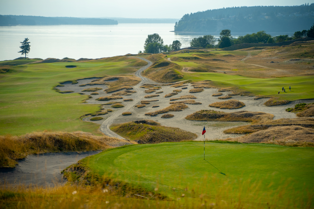 今年的比賽場地 - 華盛頓州大學城的Chambers Bay，圖為第四洞。(Copyright USGA/Jeff Marsh)