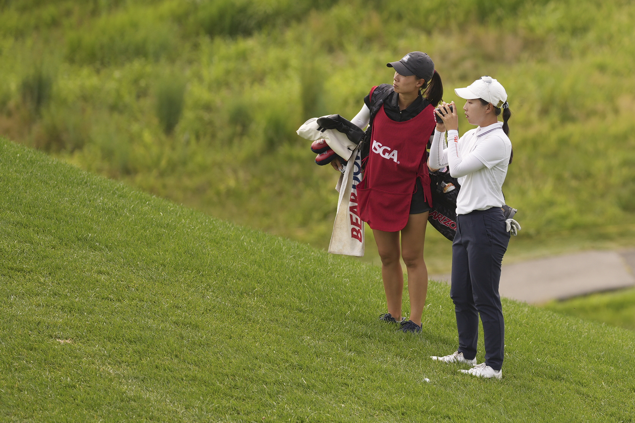 侯家姊妹在一個上坡球位中研判策略。(Darren Carroll/USGA)