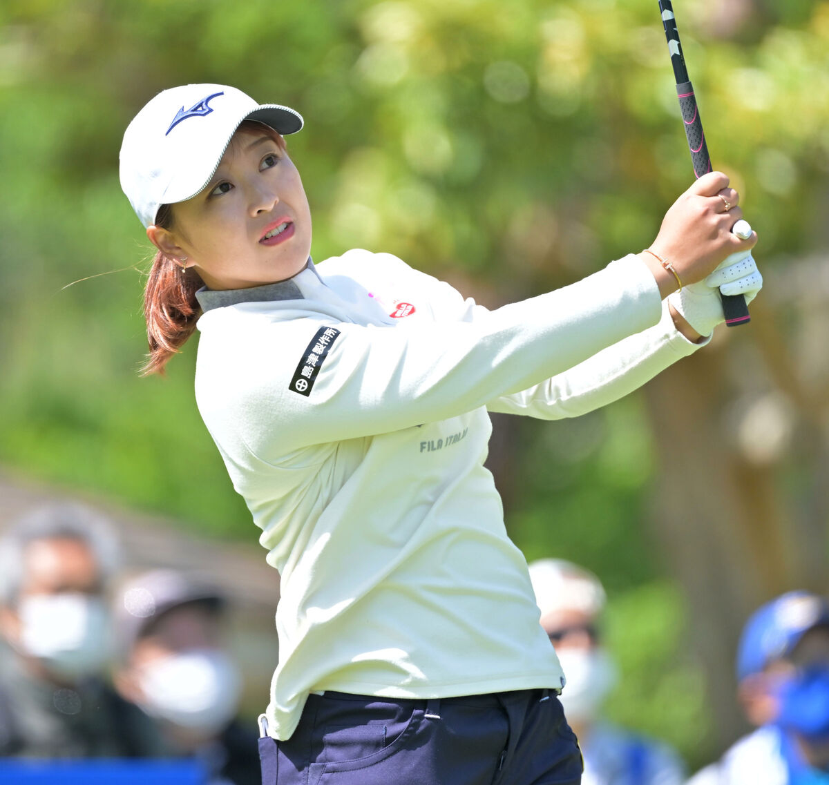 日本女子高爾夫今年人氣王西鄉真央以2桿之差緊追盧曉晴。(圖 / Golf Digest JP)