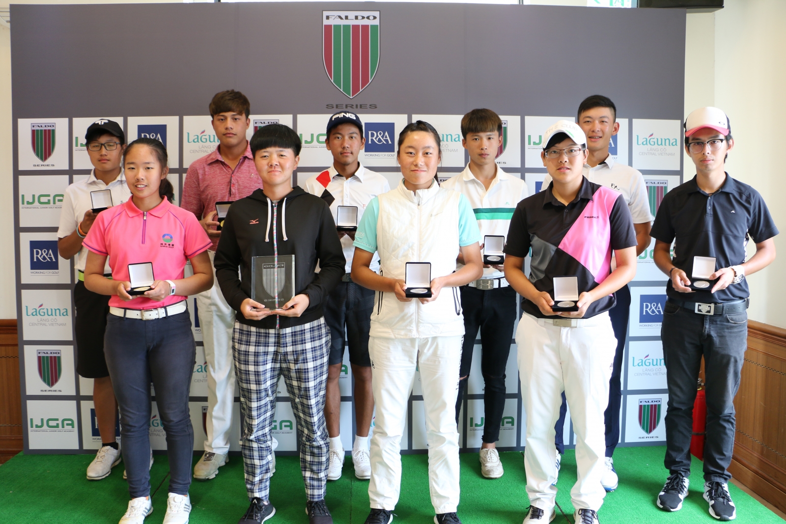 揚昇培訓球員葉家儒(前排左一)於佛度盃亞洲系列賽台灣站－2018年第13屆佛度盃台灣錦標賽中勇奪女子U16組冠軍。
