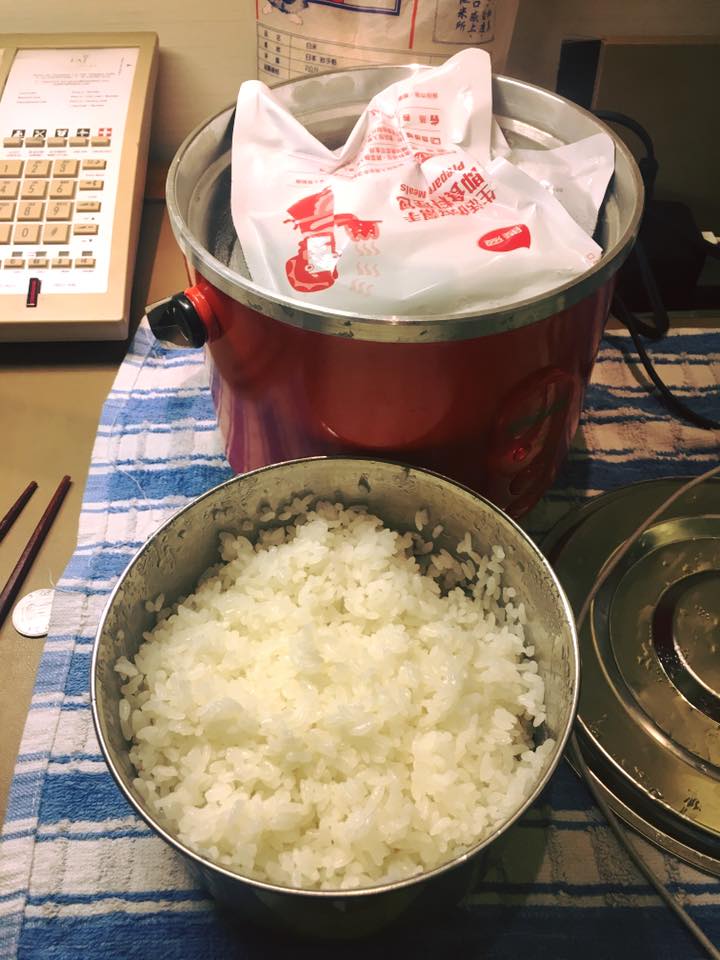 詹世昌在臉書上貼出自己帶去電鍋，烹煮而成的白飯和咖哩鋁箔調理包。