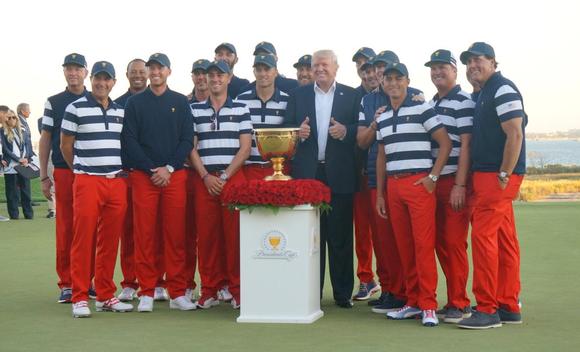 美國總統川普親臨National Liberty高爾夫俱樂部頒發獎杯給美國隊。