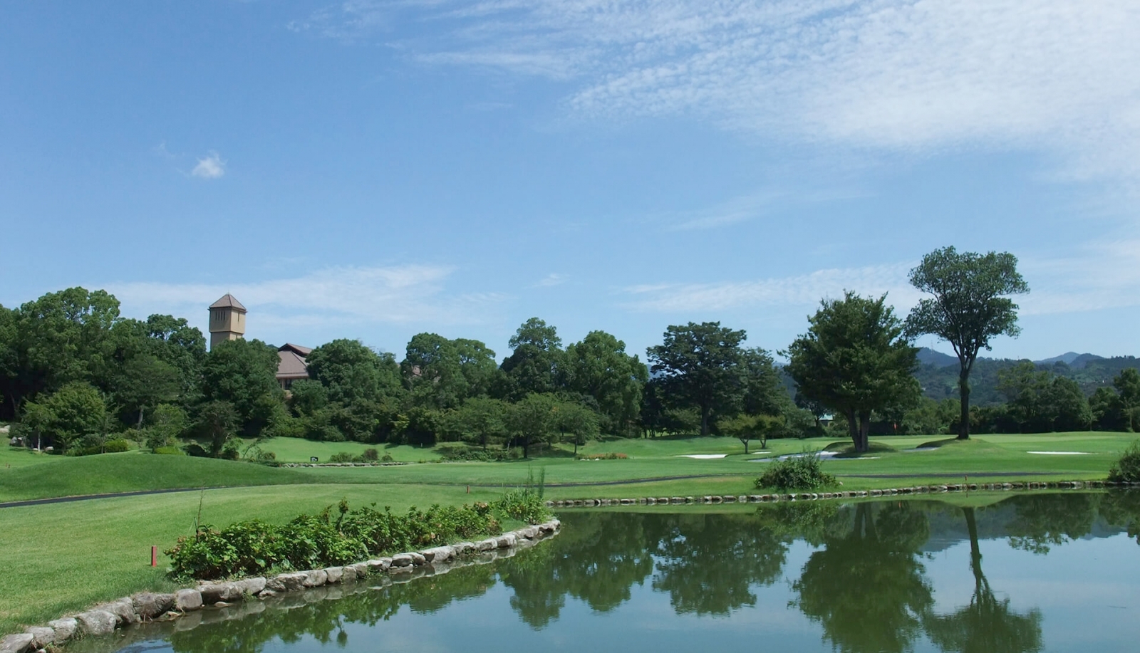 福岡世紀高爾夫俱樂部的難度以及球道美觀程度都在九州首屈一指，同時也是日本第一家引進Golface智慧球車軟體的高爾夫球場。