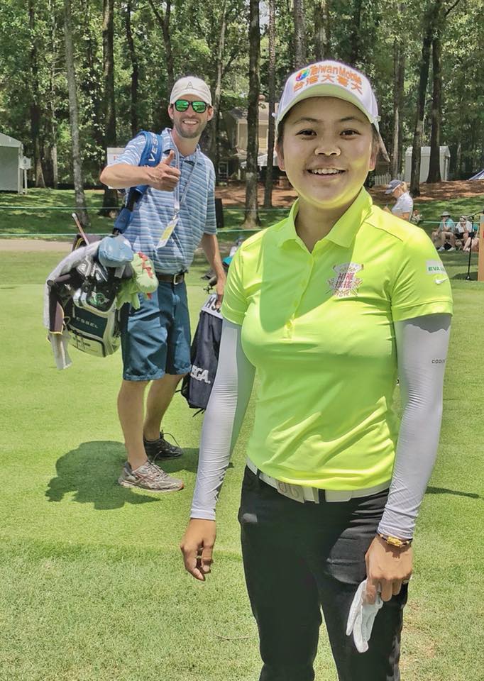 五次打美國女子公開賽第一次晉級的徐薇淩高興與桿弟合影。圖/徐薇淩臉書