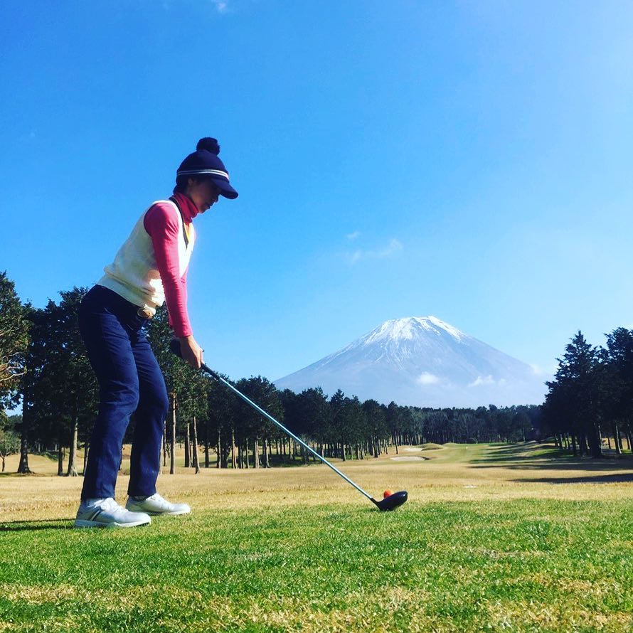 朝霧鄉村俱樂部★位於富士山西坡的朝霧高原上，與山頂的直線距離僅有12,000公尺。球道設計出自一代名匠富沢誠造之手，充分運用地形特色，讓你在每一洞都看得見富士山，在挑戰的過程中，心情也感到無比愉悅。