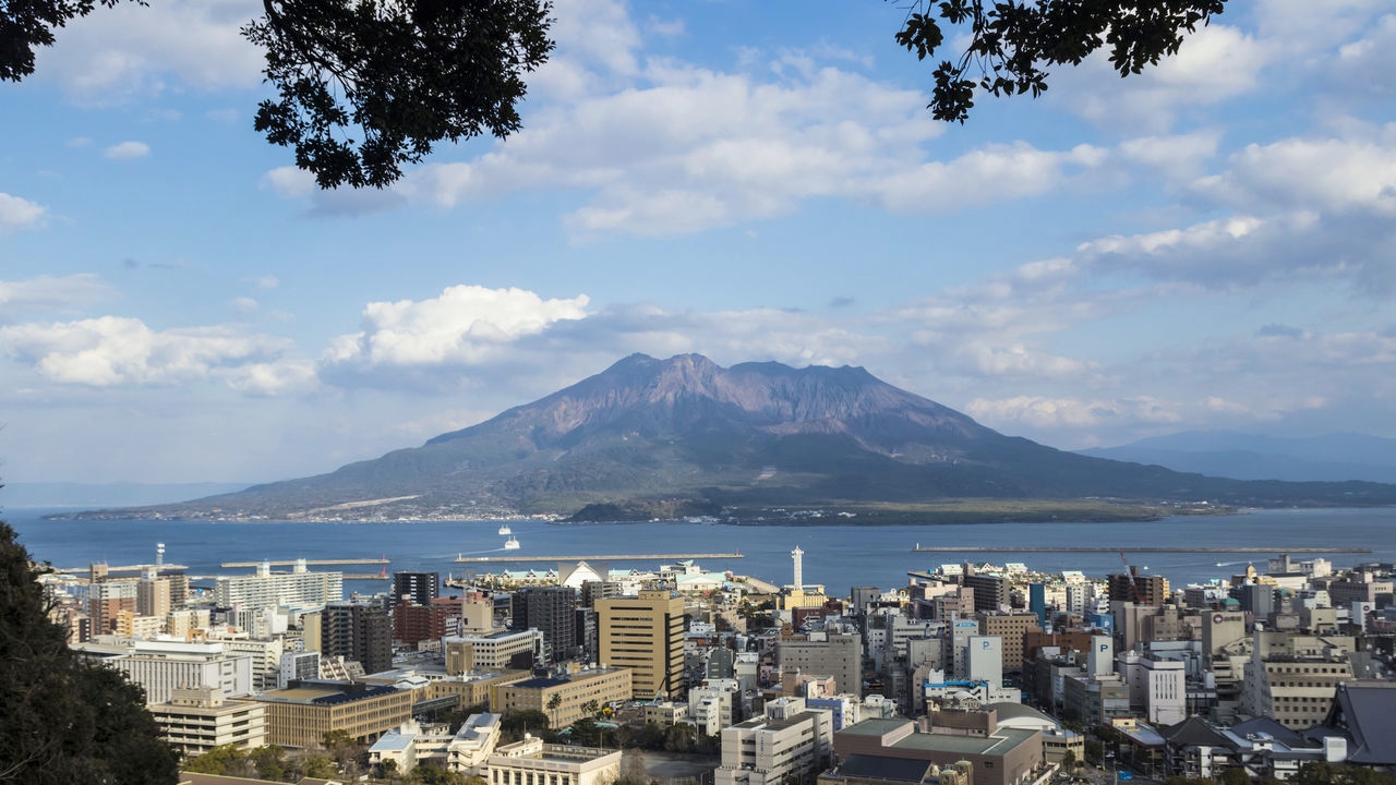 鹿兒島市區及櫻島火山。