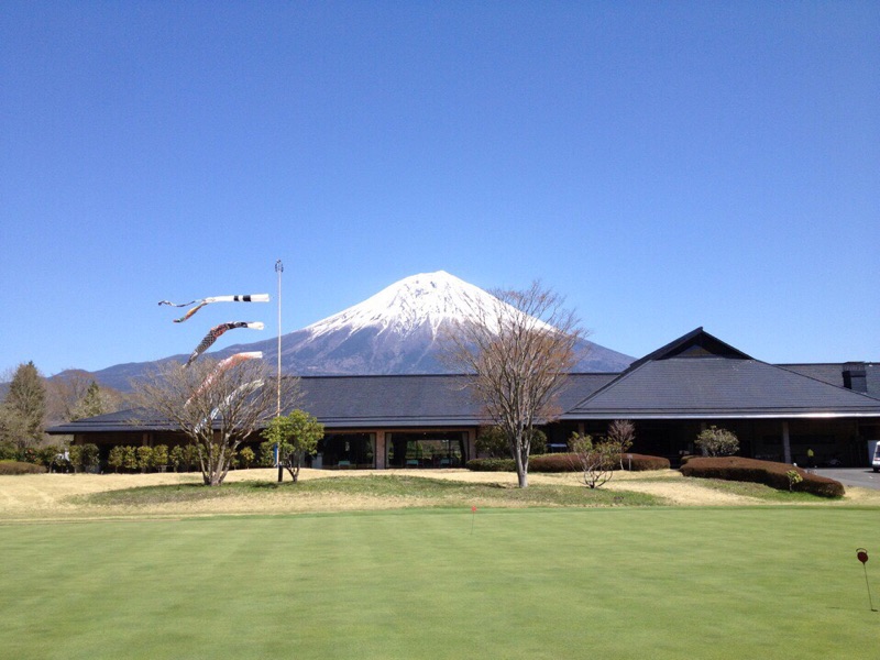 五月間的小田急西富士高爾夫俱樂部。