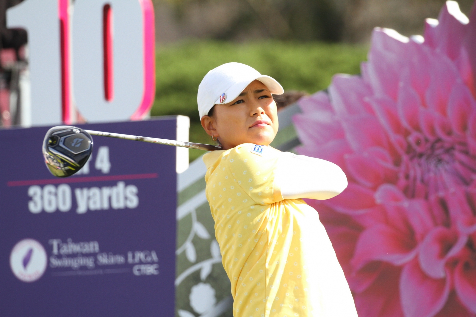 現年34歲的橫峰櫻是這次參賽的二位日籍球員之一，她曾是2009年日巡賽賞金王，生涯累積獎金排名第五，現轉往LPGA發展。