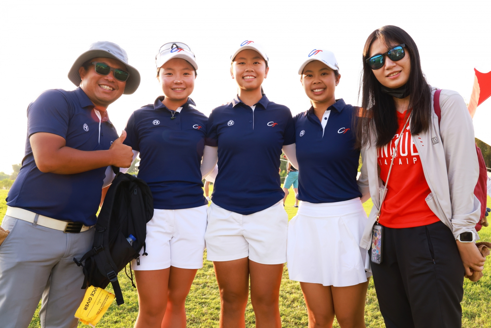 中華高協國家隊勇奪2023世界女子業餘隊際錦標賽銀牌，圖左起：帶隊教練張創宇、球員黃亭瑄、廖信淳、許淮茜(個人第一名)、防護員王奕淇；阿聯大公國阿布達比高爾夫俱樂部；2023年10月28日。(Copyright USGA/Steven Gibbons)