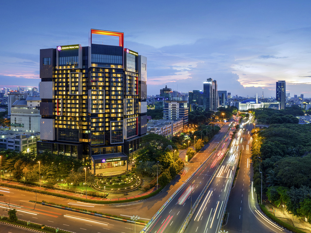 本行程下榻5星級凱瑪雅約蘭美爵酒店(Grand Mercure Jakarta Kemayoran)，位於雅加達市中心，位置優越，提供全年開放的室外游泳池和Spa中心，每間空調客房均配有42英寸的液晶電視與免費WiFi。備有前往安佐爾夢幻公園、Mall of Indonesia商場、卡拉巴加丁地區(Kelapa Gading area)和Mangga Dua Shopping Centre購物中心的免費班車服務，距上述地點均15分鐘車程，距莫納斯(Monas)和雅加達的商務中心均30分鐘的車程，距離蘇加諾-哈達國際機場約56分鐘車程。