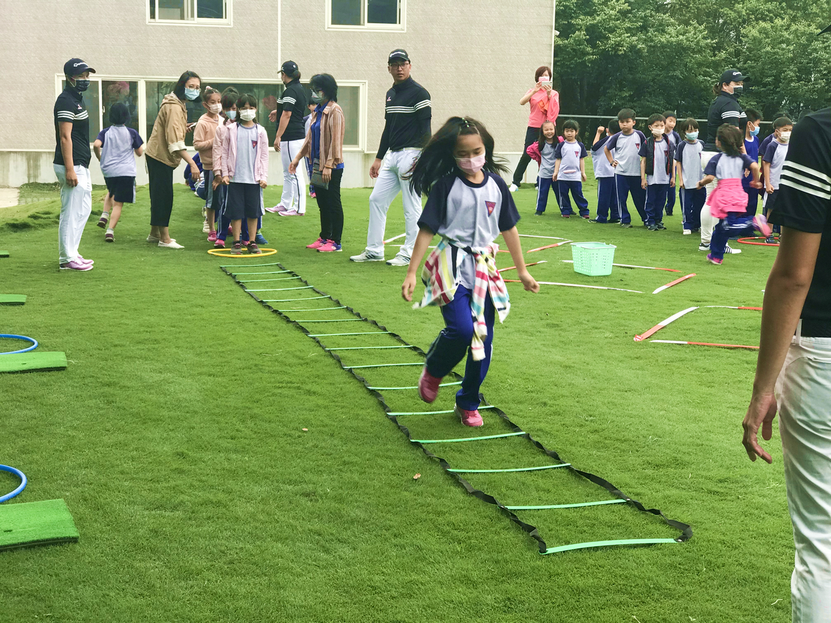 桃園蘆竹頂社國小的廿餘位小朋友來到林口東方球場練習場，興致勃勃展開高爾夫的初體驗。