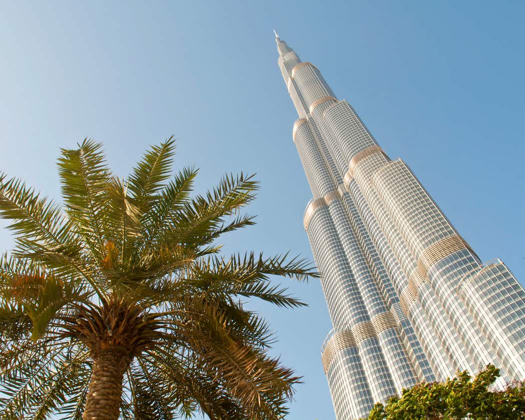 哈里發塔是位於杜拜境內的摩天大樓，為當前世界第一高樓，樓高828公尺，樓層總數169層。本行程將安排嘉賓登上第124樓，體驗360度全方位的景觀，杜拜美景，盡收眼底。