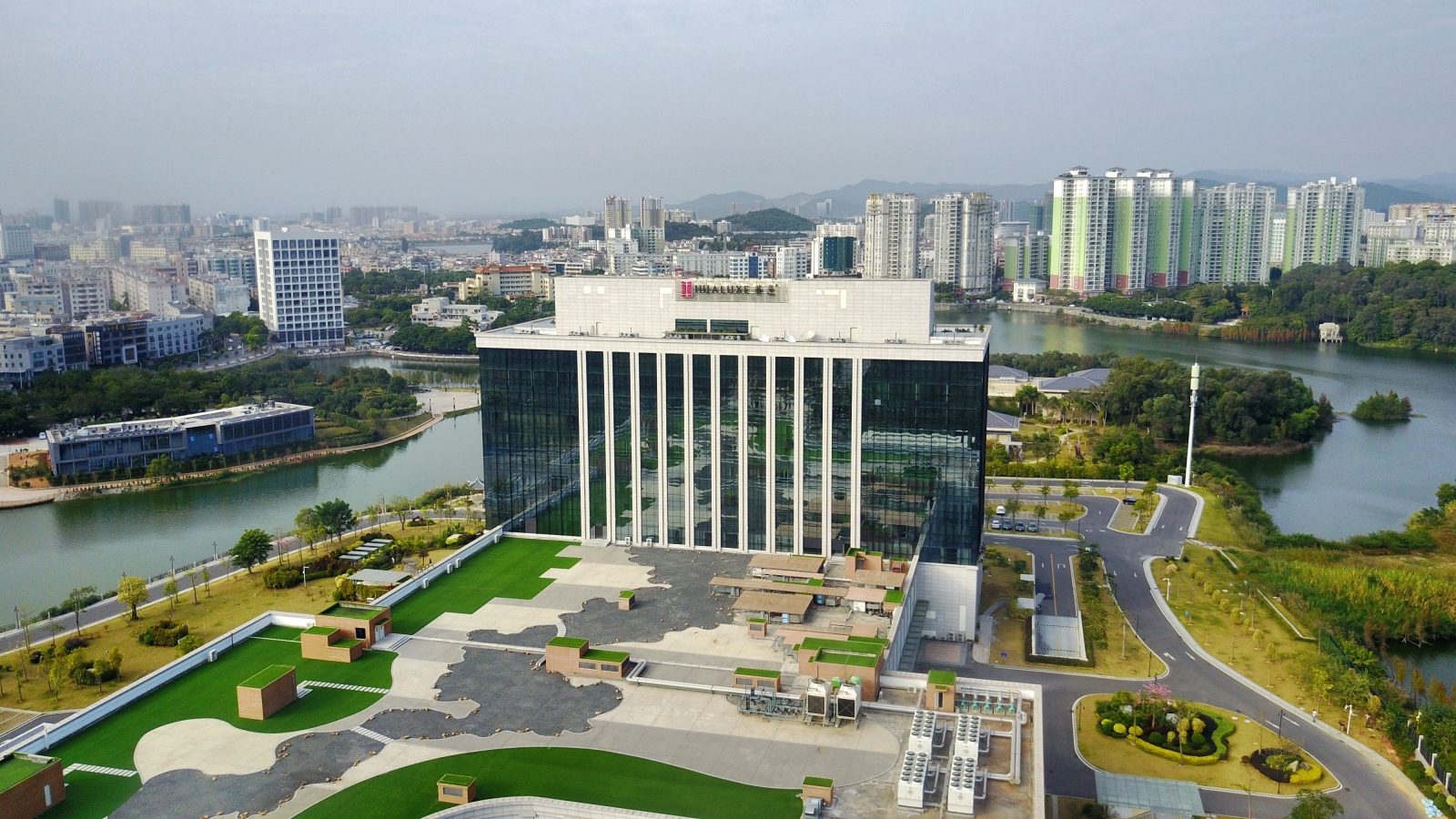 陽江中心華邑酒店是洲際酒店集團為華人所打造的第一個豪華五星級酒店品牌，2015年開業，座落於市區絕佳位置，是陽江最受歡迎的酒店之一。