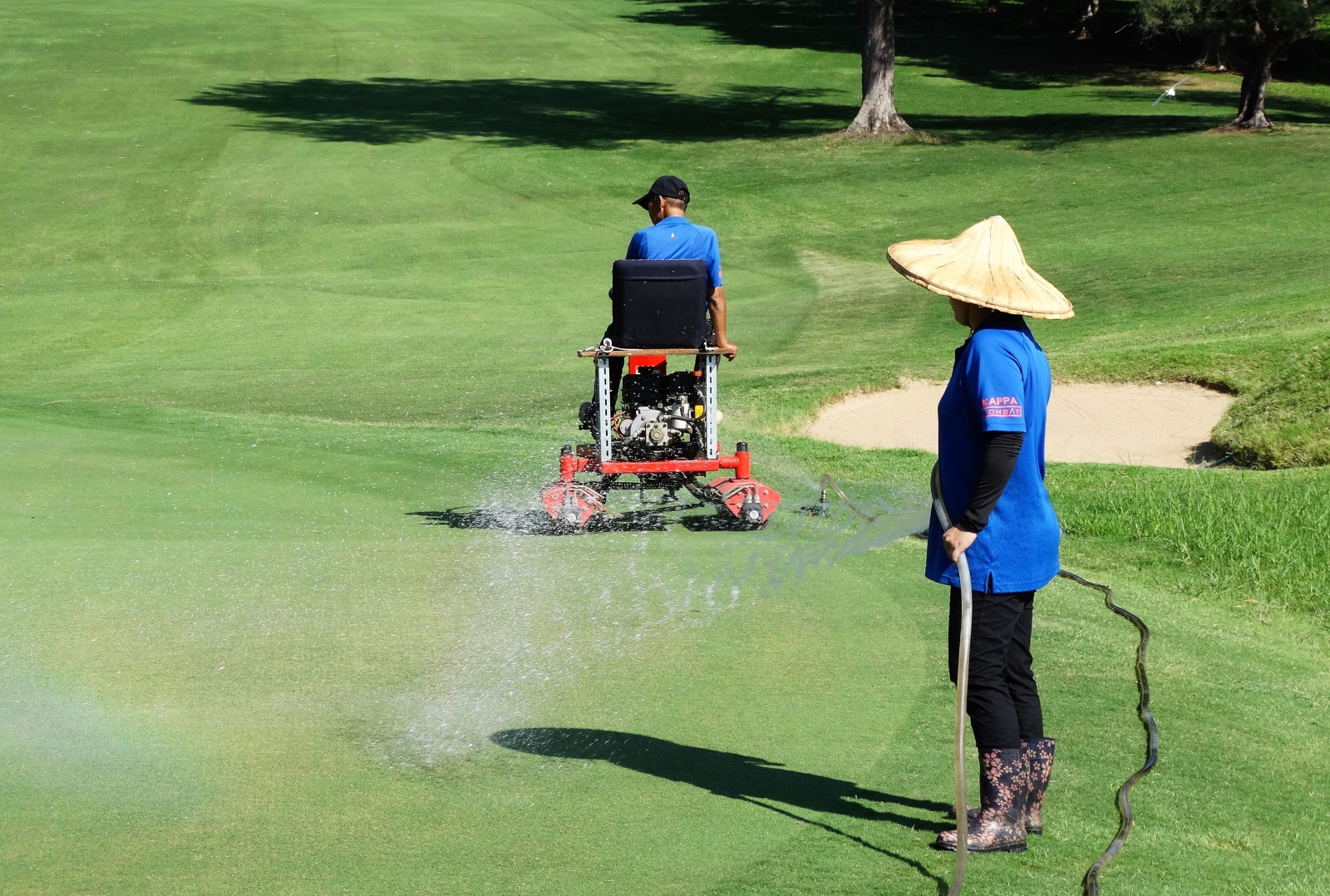 淡水球場近年來果嶺狀況各界相當稱許，近一個月來為了迎接大賽以及迎接百週年慶再進一步加強場地維護和進行美化，並在賽前一週起每天進行果嶺滾壓。