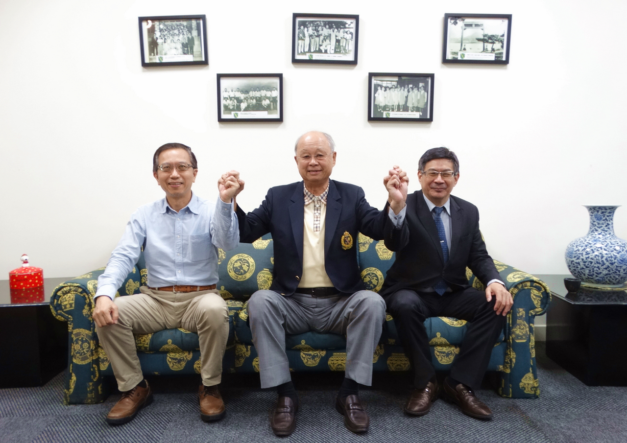 淡水區長巫宗仁(左)及真理大學校長陳奇銘(右)於2021年4月8日連袂拜會老淡水球場會長紀文豪(中)，尋求在共同事務上積極合作。