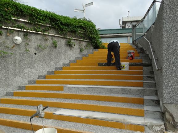 樓梯步道正趕工粉刷新油漆和防滑設備。(2021/07/11)