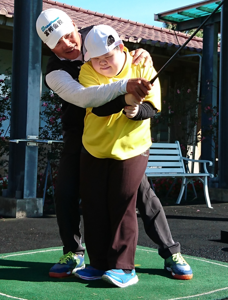 現任台灣長春高爾夫協會理事長盧建順教導第一社福的小朋友打高爾夫，大夥玩得很開心。
