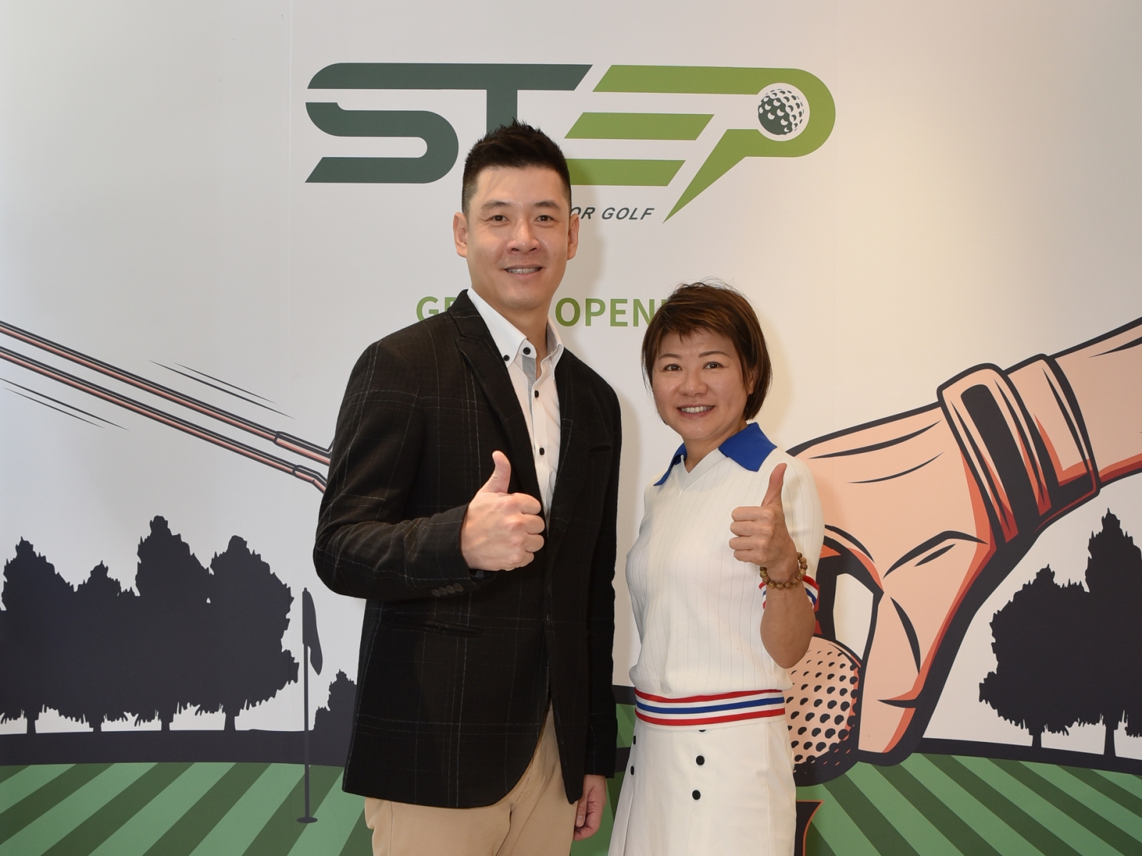 STEP GOLF總經理黃彥智(左) 與北投國華高爾夫球場副董事長何麗純(右)。