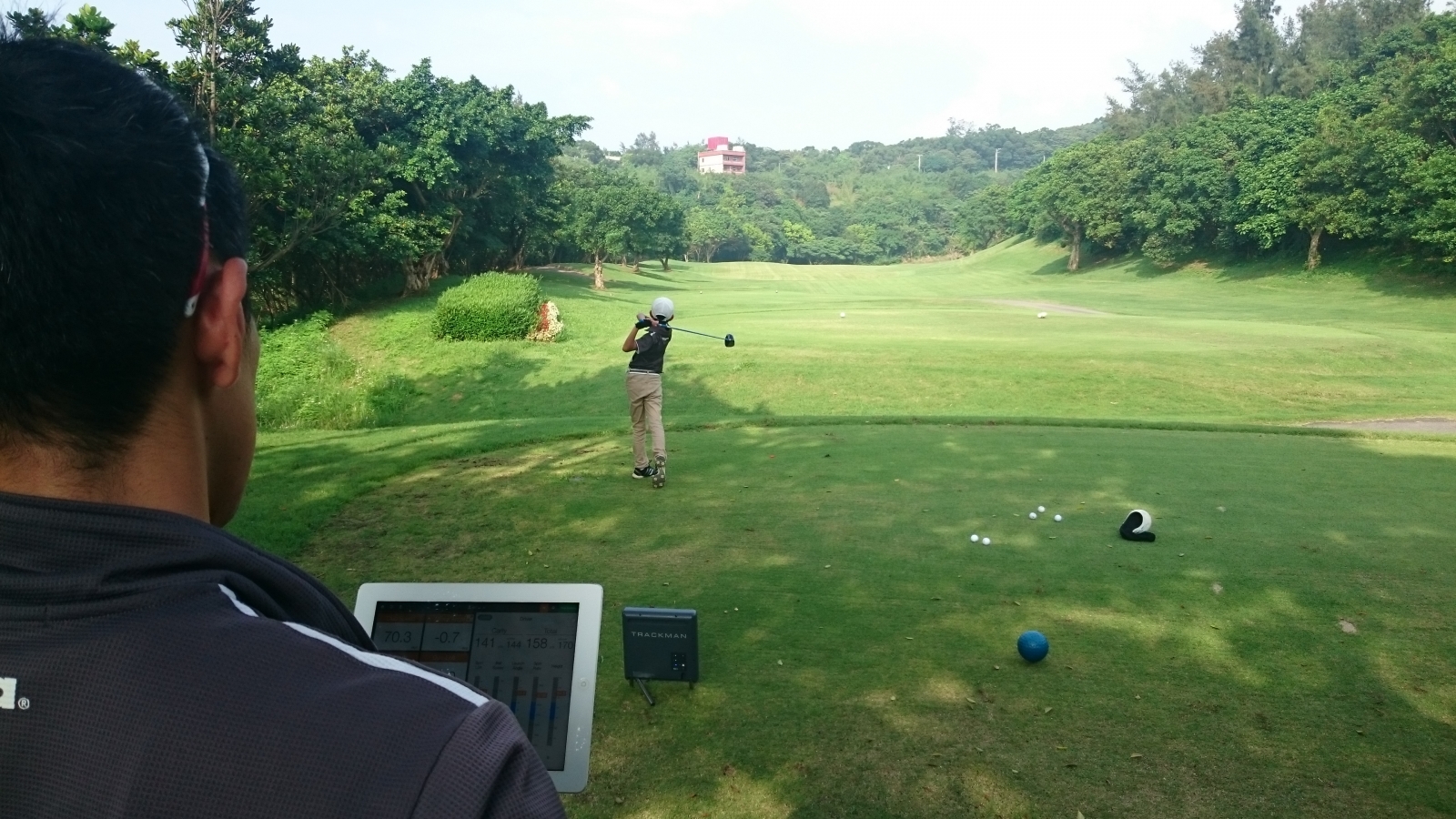 澳洲希爾斯高爾夫學校台灣總代表翁士棻(背對鏡頭者) 以TrackMan指導學員；賽事特邀名教練Tom Berndt來台講學也將使用同一套系統。