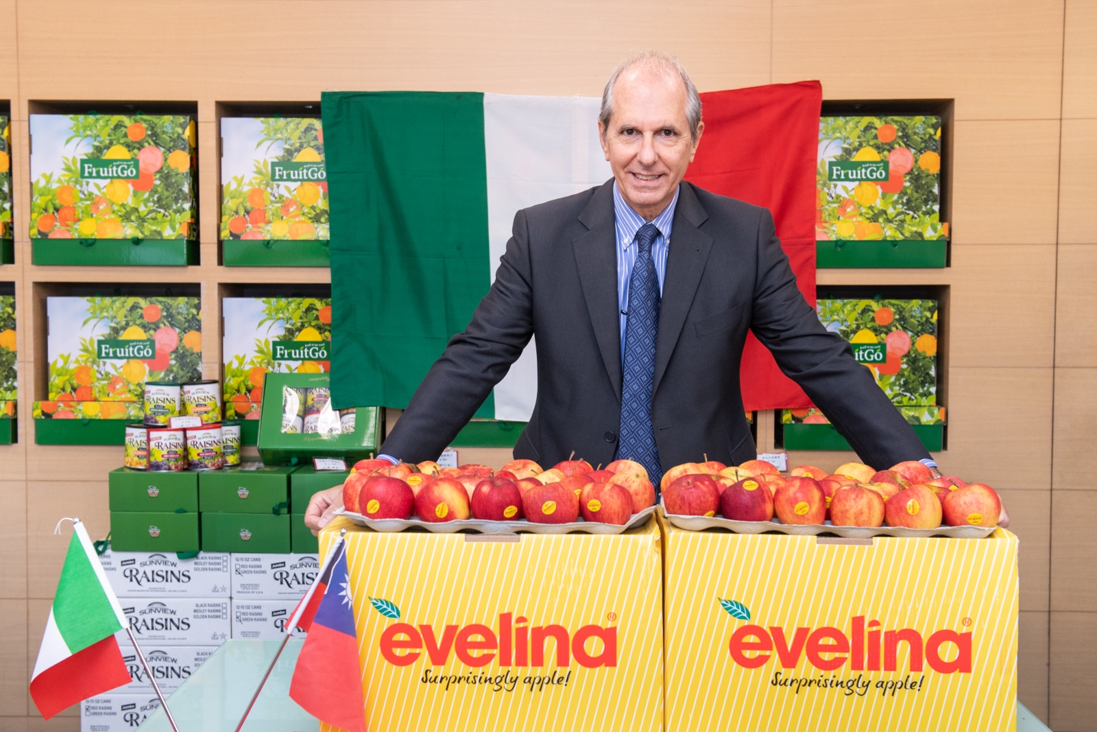 義大利經貿文化推廣辦事處台北貿易組主任夸特洛奇(Paolo Quattrocchi) 歡迎國人品嚐義大利蘋果的美味。