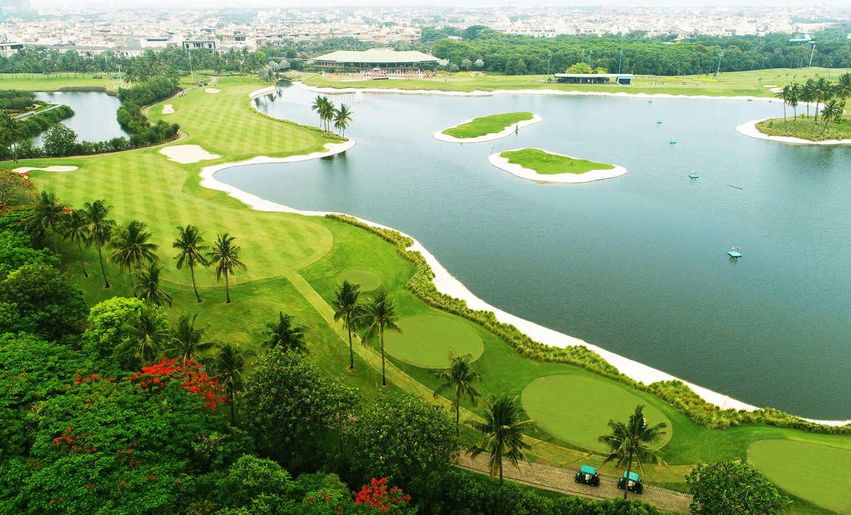 Damai Indah PIK Course：由知名的小羅伯瓊斯所設計，球場濱臨爪哇海，球道內湖泊、沼澤、原始樹林遍布，風景優美，設計師希望帶給球友愉悅的感受，以享受一場自由自在的球敘；在最新Golf Digest排名(2022)中名列印尼第九。