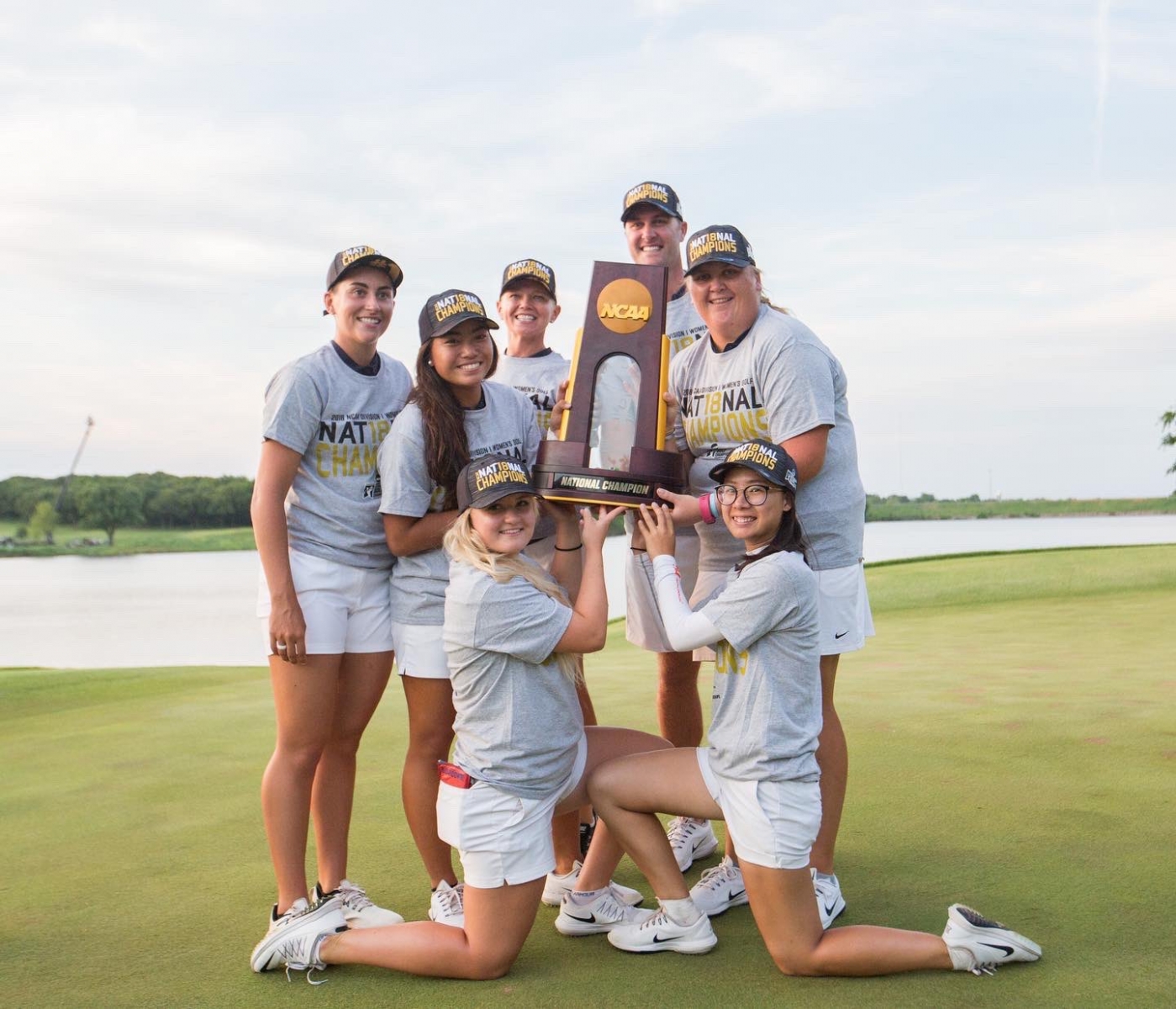 2018年，亞利桑那大學女子高爾夫校隊拿下NCAA錦標賽總冠軍，校隊的助理教練瑞利(Derek Radley, 圖中高者) 不久即出任奧瑞岡大學總教練；圖中右下為當時隊員侯羽桑。(圖 / Arizona Women's Golf)