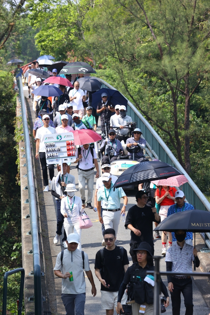 2025澳娛綜合澳門高爾夫公開賽決賽日，許多球迷湧入現場觀賽；2025年10月19日星期日，澳門高爾夫鄉村俱樂部，比賽自10月16至19日，總獎金100萬美元。