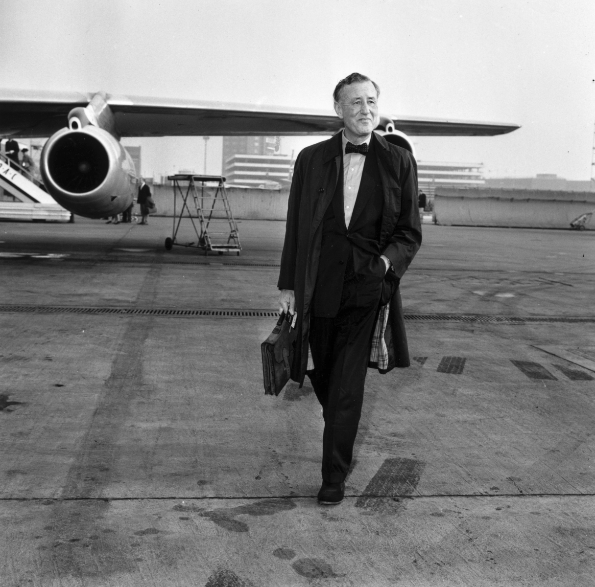 佛萊明於1964年1月攝於某個機場，七個月後不幸去逝，距離金手指上映不到一年。