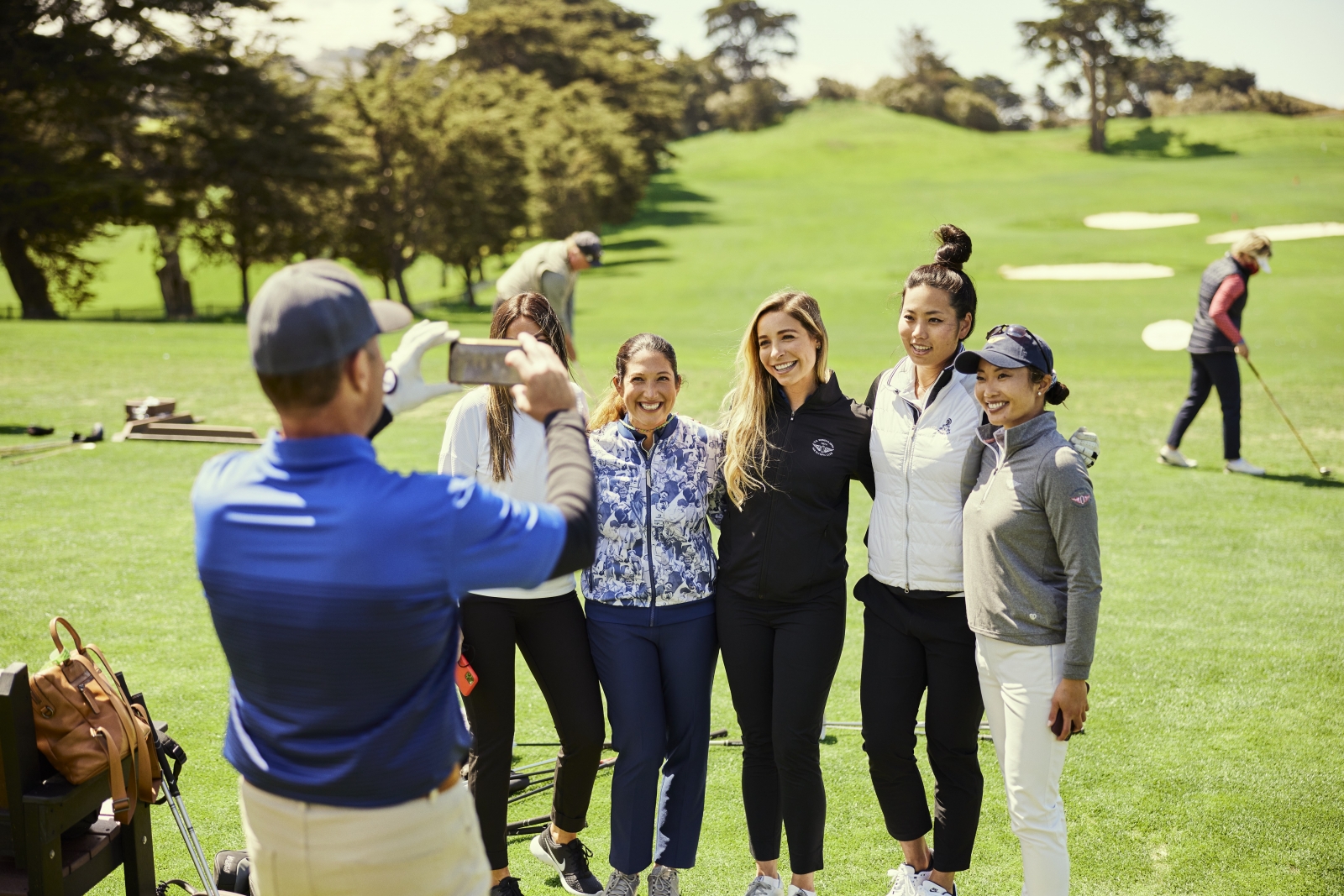 ▶ 探訪民意：萬恩習慣巡視LPGA比賽球場的練習場，聽取女子選手們的建言。