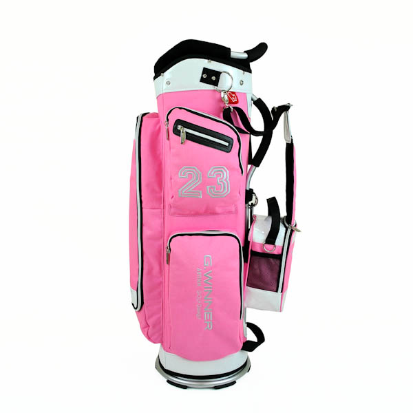 粉紅色的G.Winner輕量球袋，亮眼設計採用鋁框材質，讓球袋不沉重，同時搭配ARTINN泰瑞老虎玩偶木桿套，可愛吸睛，同時不失開球前的氣勢！